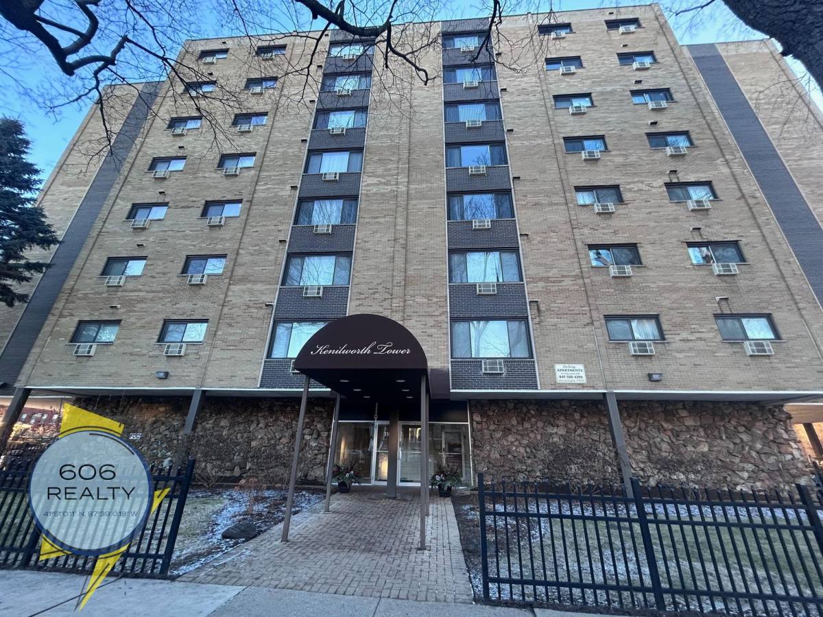 Apartment for rent at 110 N Kenilworth Ave, Oak Park, IL 60301