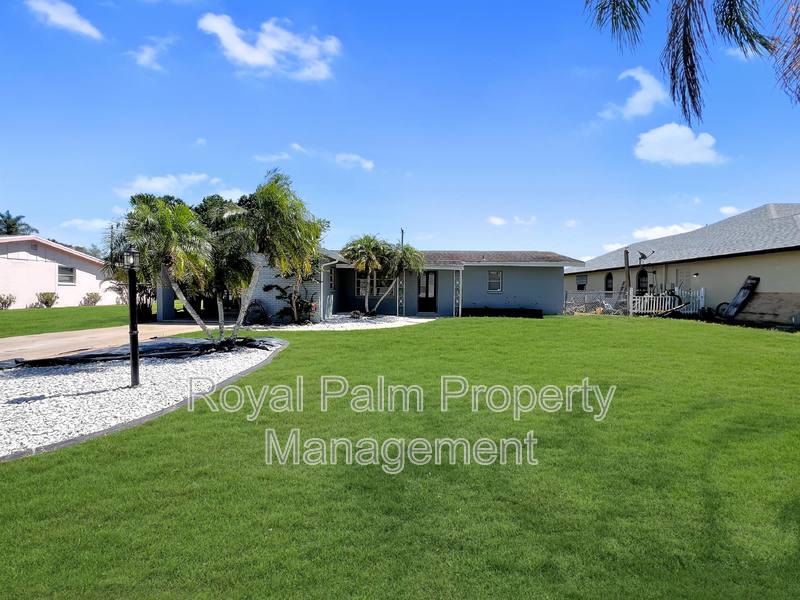 House for rent at 2210 Parkview Dr, Fort Myers, FL 33905
