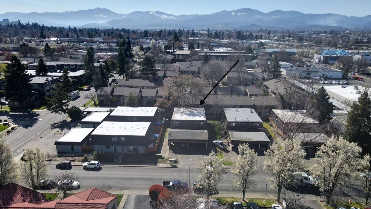 Apartment for rent at 901 Royal Court, Medford, OR 97504