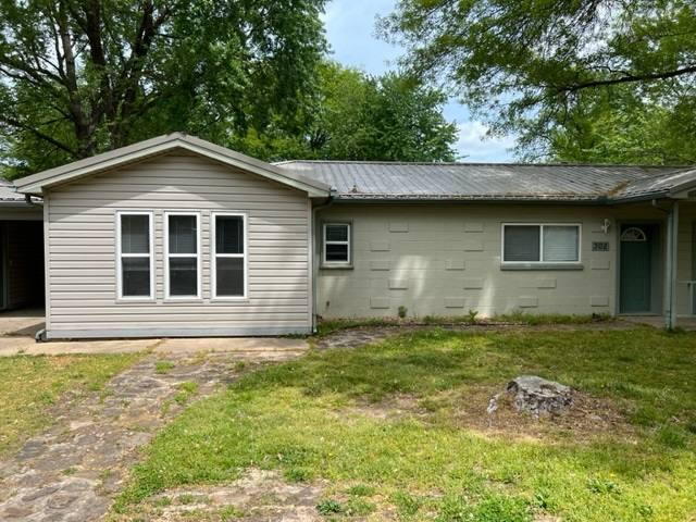 Apartment for rent at 302 W Crawford St #302, Gentry, AR 72734