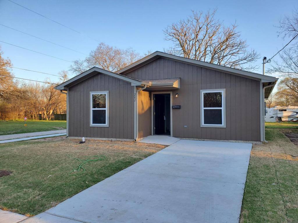 House for rent at 201 S 2nd St, Bonham, TX 75418