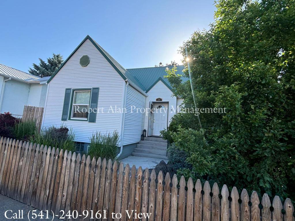 House for rent at 24 NW 10th St, Pendleton, OR 97801