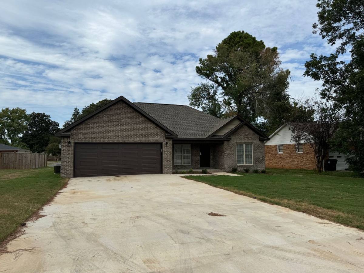 House for rent at 1013 Grand Ave, Muscle Shoals, AL 35661