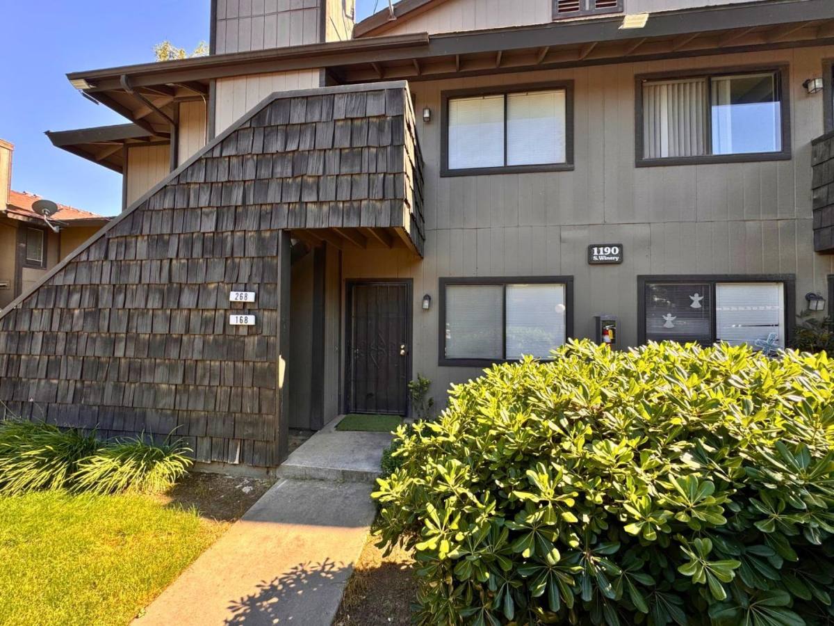 Condo for rent at 1190 S Winery Ave, Fresno, CA 93727