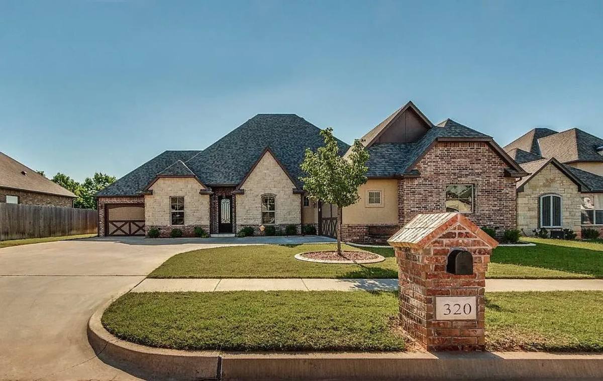 House for rent at 320 Old Home Place, Yukon, OK 73099