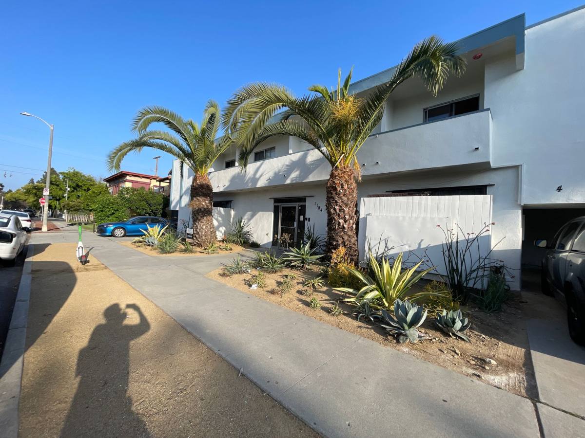Apartment for rent at 1184 W 30th St, Los Angeles, CA 90007