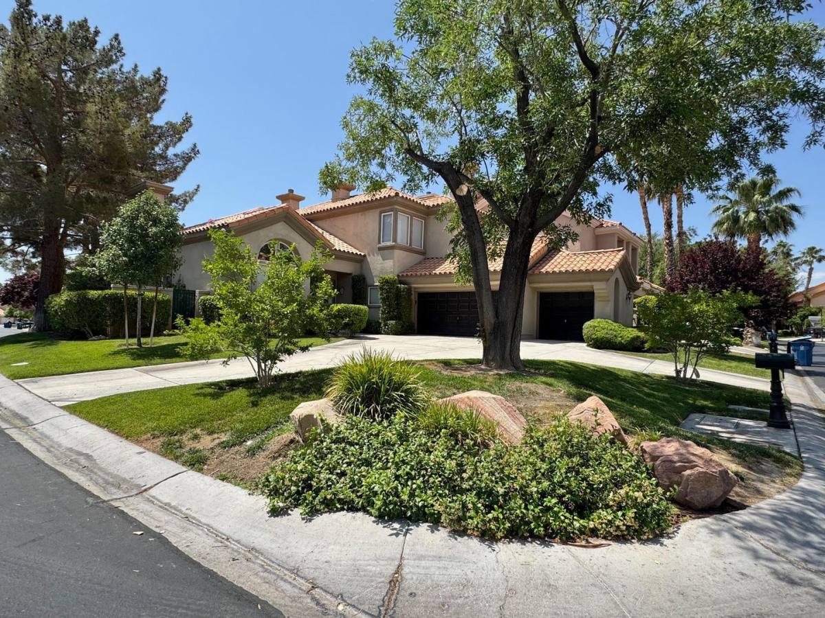 House for rent at 8753 Rainbow Ridge Dr, Las Vegas, NV 89117