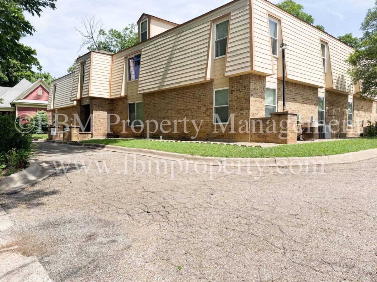 Apartment for rent at 410 W Franklin St, Waxahachie, TX 75165
