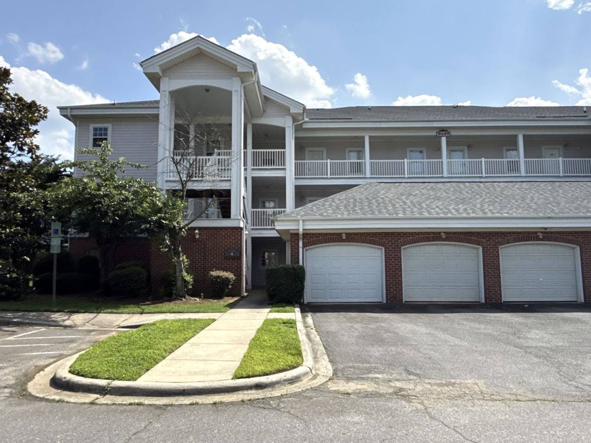 House for rent at 9113 Meadow Vista Rd, Charlotte, NC 28213