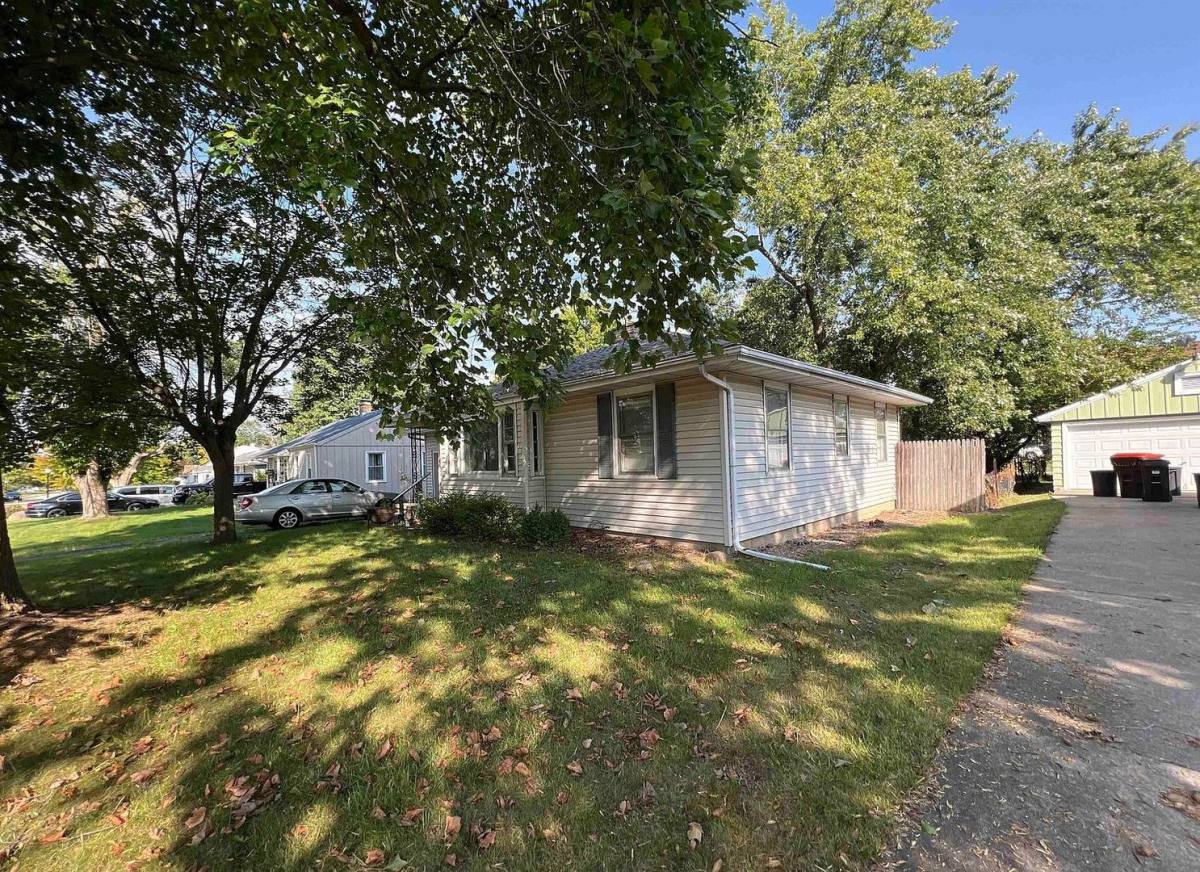 House for rent at 817 W Ridge Rd, Peoria, IL 61614