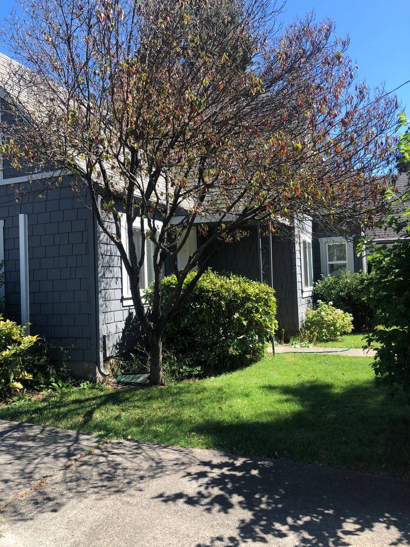 Apartment for rent at 1032 & 1038 Woodrow Lane, Medford, OR 97504