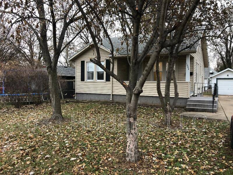 House for rent at 1004 S 12th St, Pekin, IL 61554