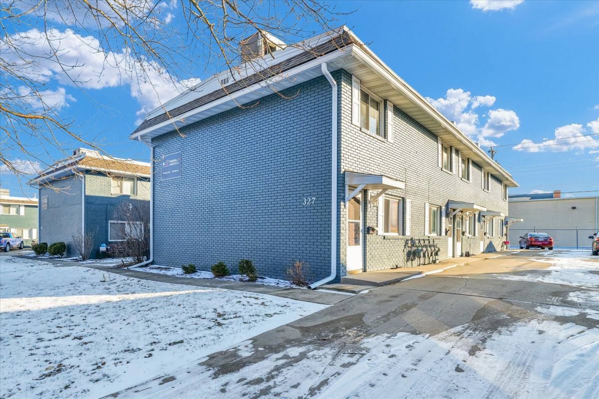 Townhouse for rent at 327 Riley Dr, Bloomington, IL 61701