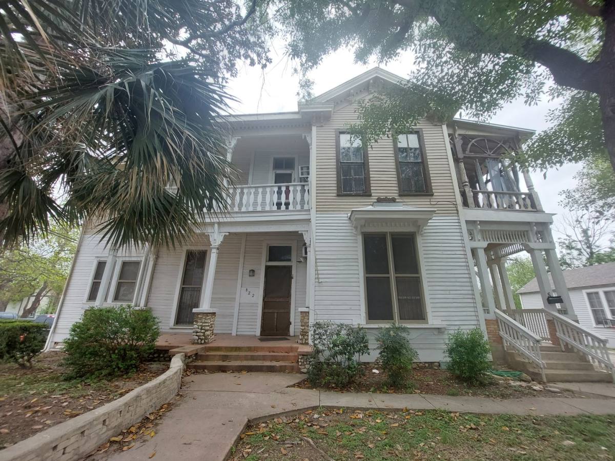 Apartment for rent at 822 E Carson, San Antonio, TX 78208