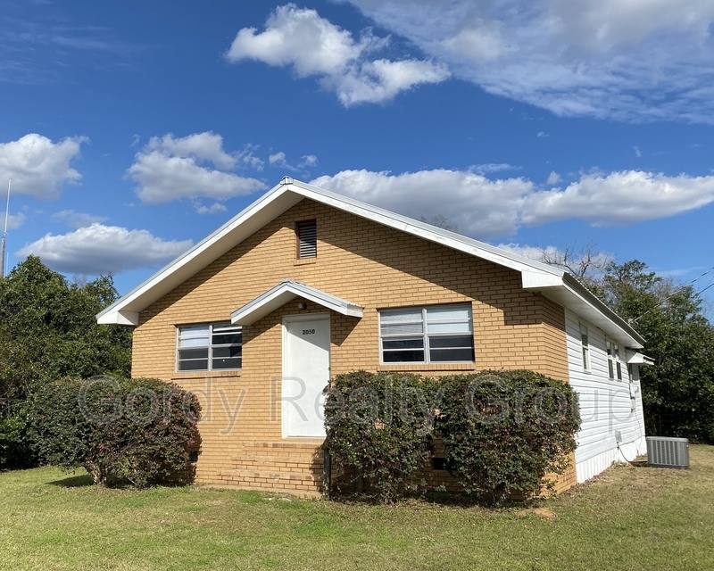 House for rent at 2050 Main St, Grand Ridge, FL 32442