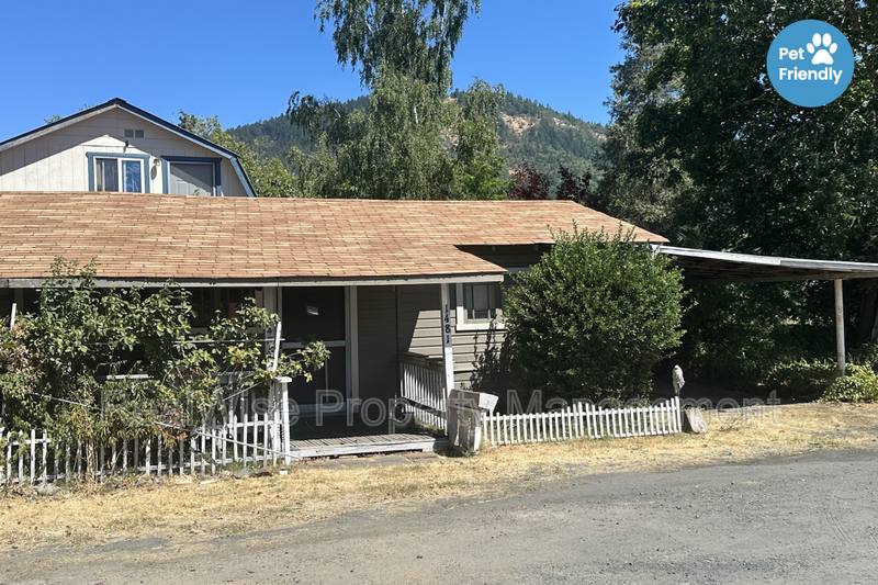 House for rent at 1481 Fruitdale Dr, Grants Pass, OR 97527