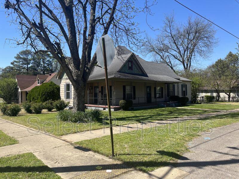 House for rent at 904 W Oak Ave, Jonesboro, AR 72401