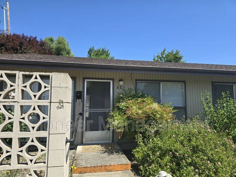 Apartment for rent at 881 NE Alameda Ave, Roseburg, OR 97470