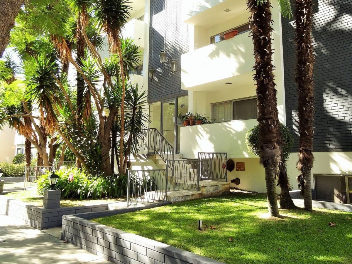 Apartment for rent at 815 S Wooster St, Los Angeles, CA 90035