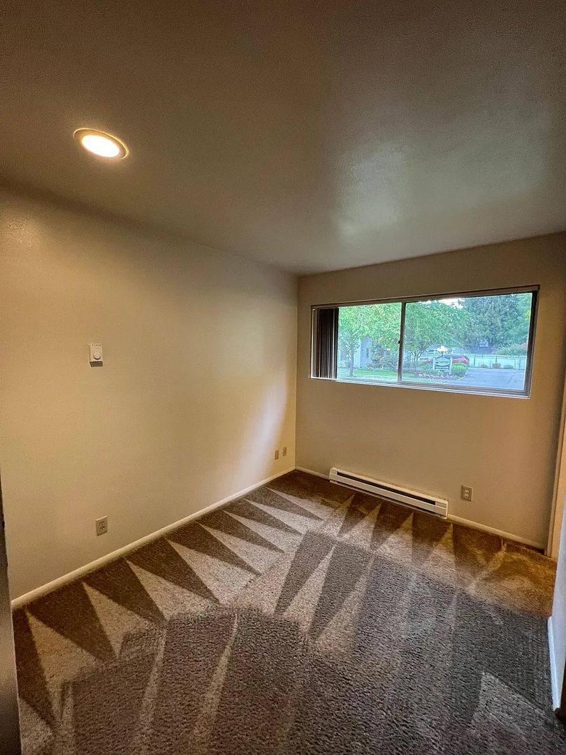 Apartment for rent at 170 Owens St S, Salem, OR 97302