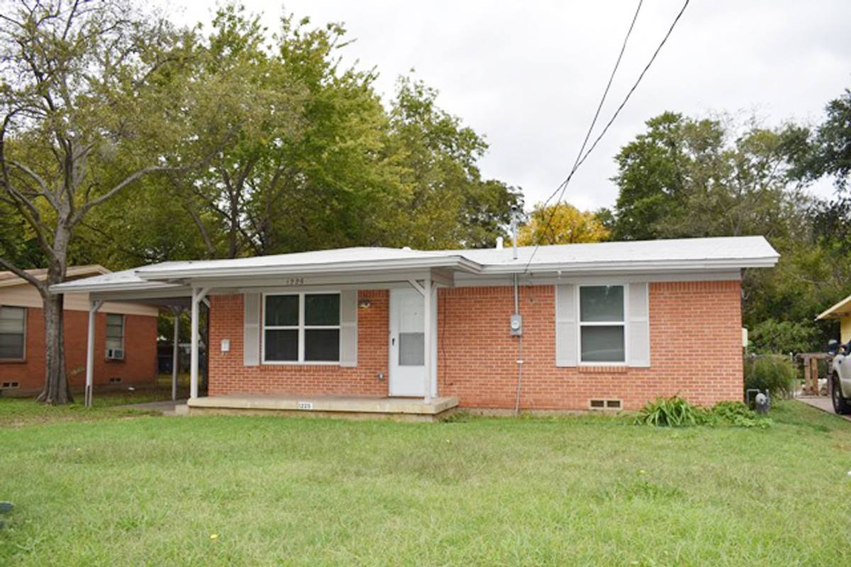 House for rent at 1225 E 15th St, Irving, TX 75060