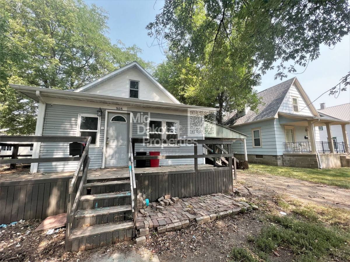 House for rent at 908 E 3rd Ave, Mitchell, SD 57301
