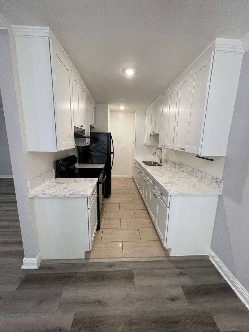 Apartment for rent at 345 S Manhattan Place, Los Angeles, CA 90020