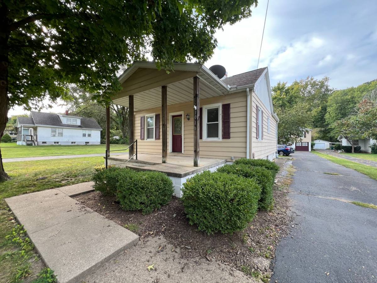 House for rent at 1010 Meadow Ave, East Peoria, IL 61611