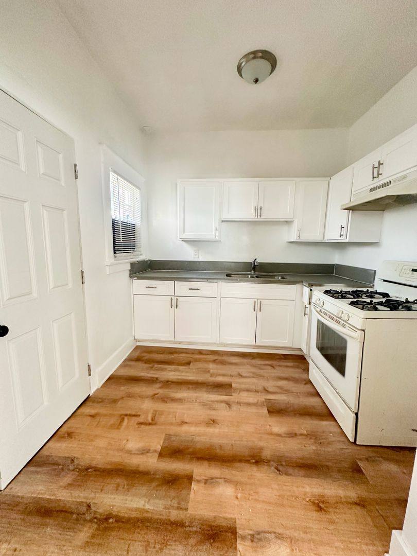 Apartment for rent at 430 E 17th St, Long Beach, CA 90813
