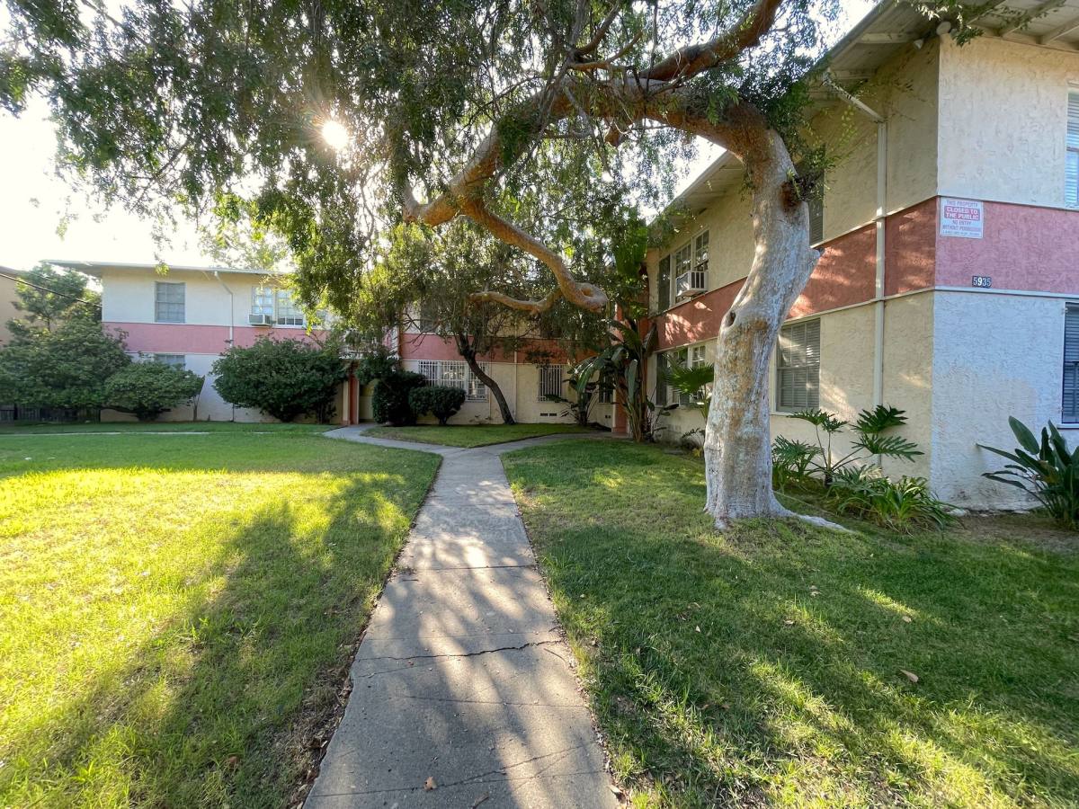 Apartment for rent at 5931 Cahuenga Blvd, North Hollywood, CA 91601