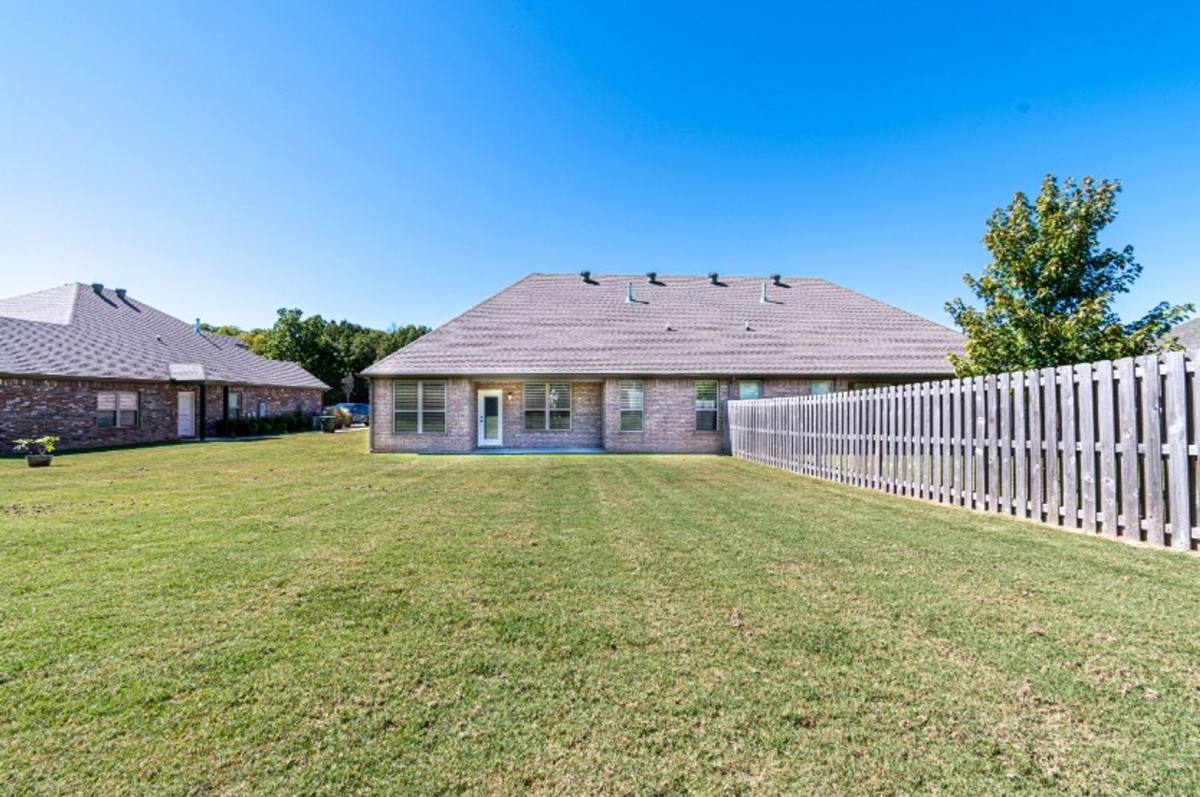 Apartment for rent at 4870 N Castlewood Lane, Springdale, AR 72764