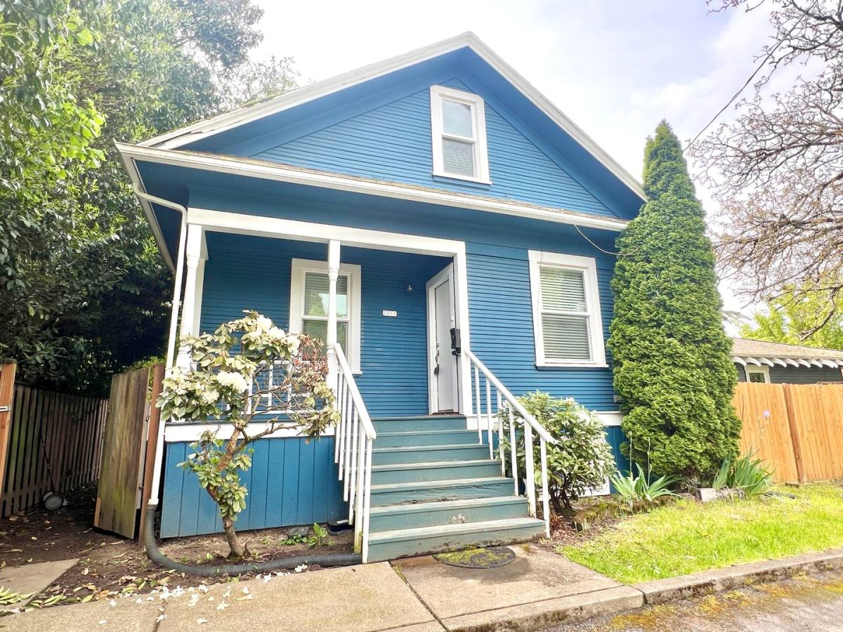 House for rent at 2866 SE Long St, Portland, OR 97202