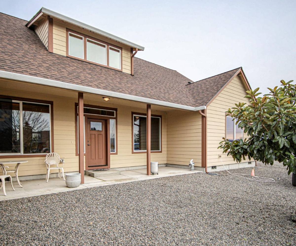 House for rent at 6816 Lakeview Dr, Central Point, OR 97502