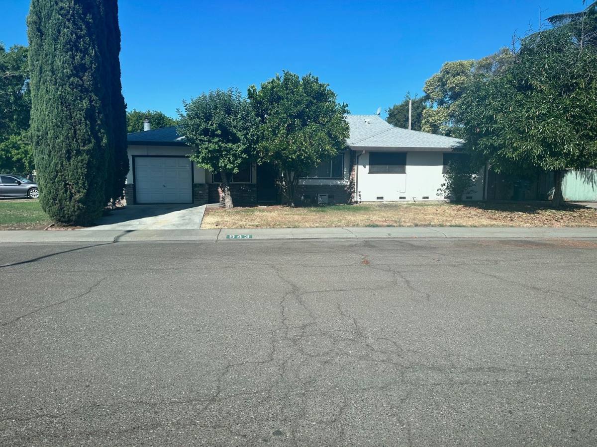 House for rent at 943 E Yorkshire Dr, Stockton, CA 95207