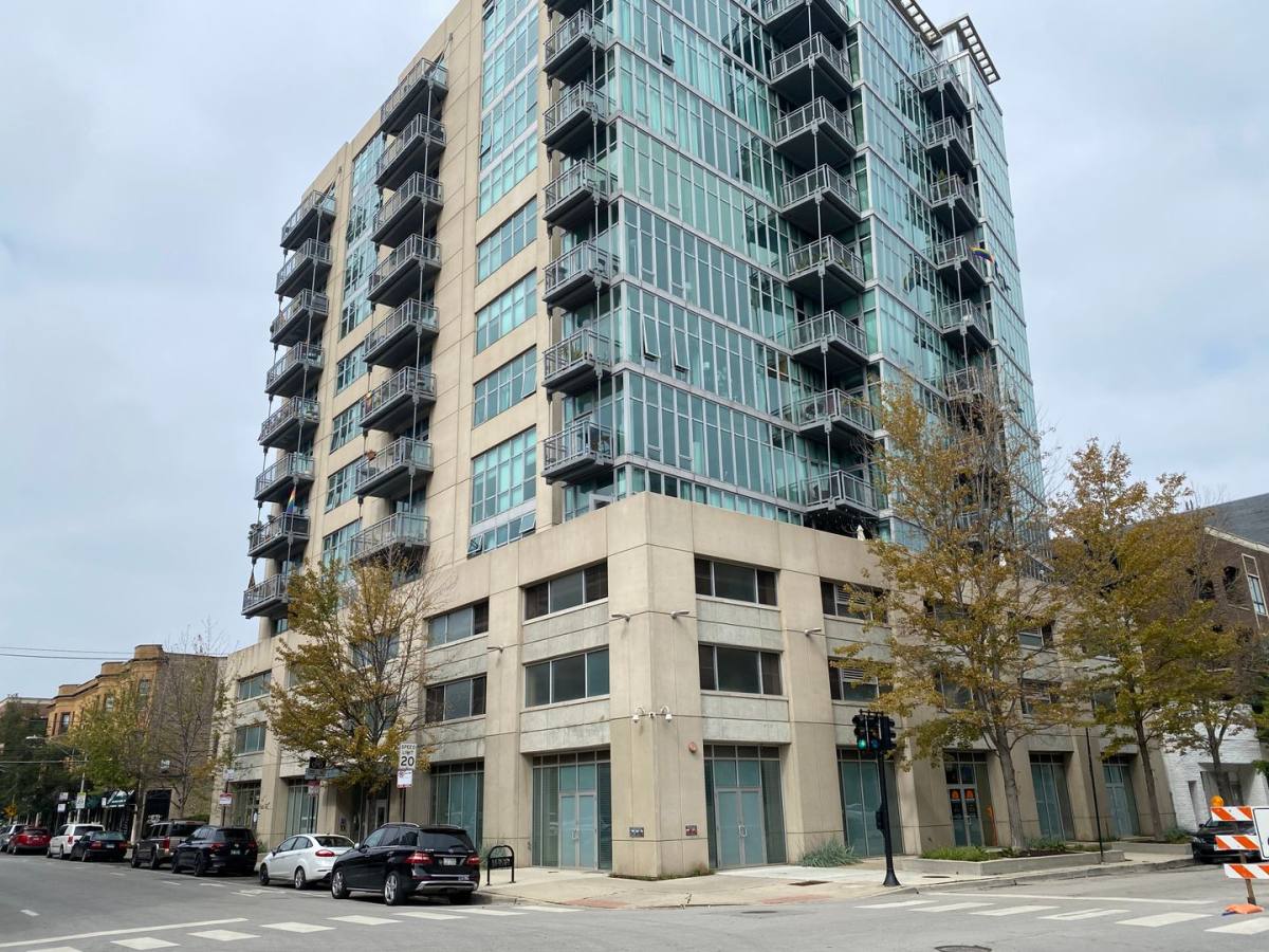 Apartment for rent at 1000 W Leland Ave, Chicago, IL 60640