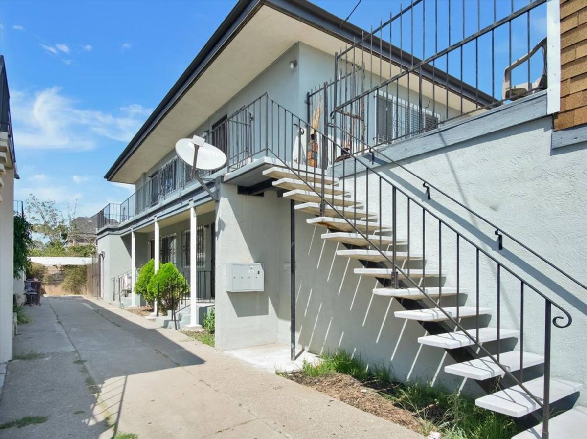 Apartment for rent at 2901 Octavia St, Oakland, CA 94619