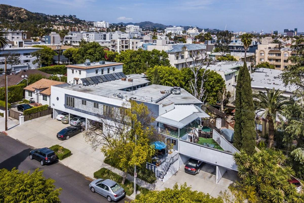 Apartment for rent at 1346 N Stanley Ave, Los Angeles, CA 90046