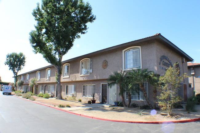 Apartment for rent at 17045 Medallion Ave, Tustin, CA 92780
