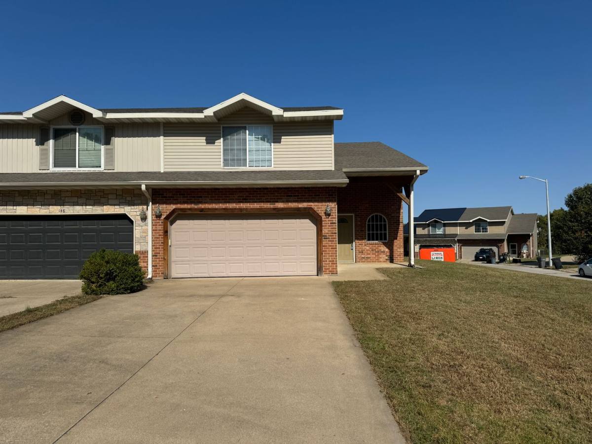 Townhouse for rent at 150 Hickory Ridge, Saint Robert, MO 65584