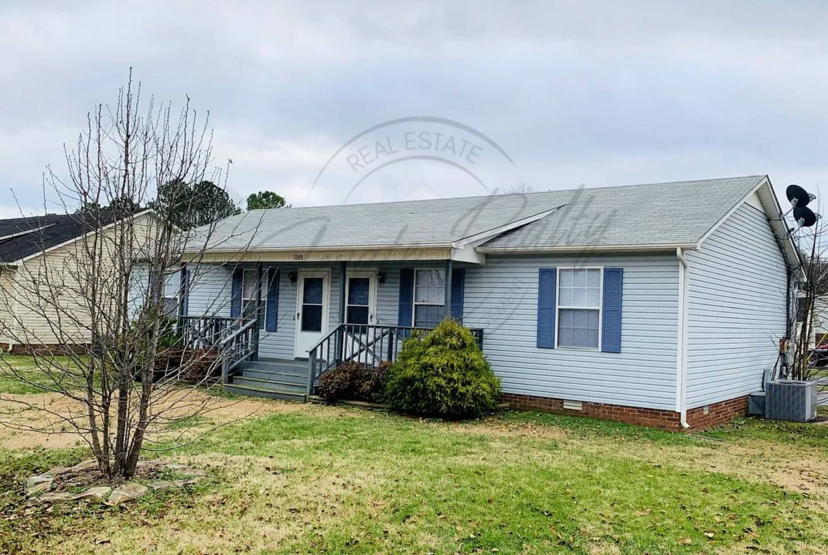 Apartment for rent at 100 Cloverdale Dr, Columbia, TN 38401