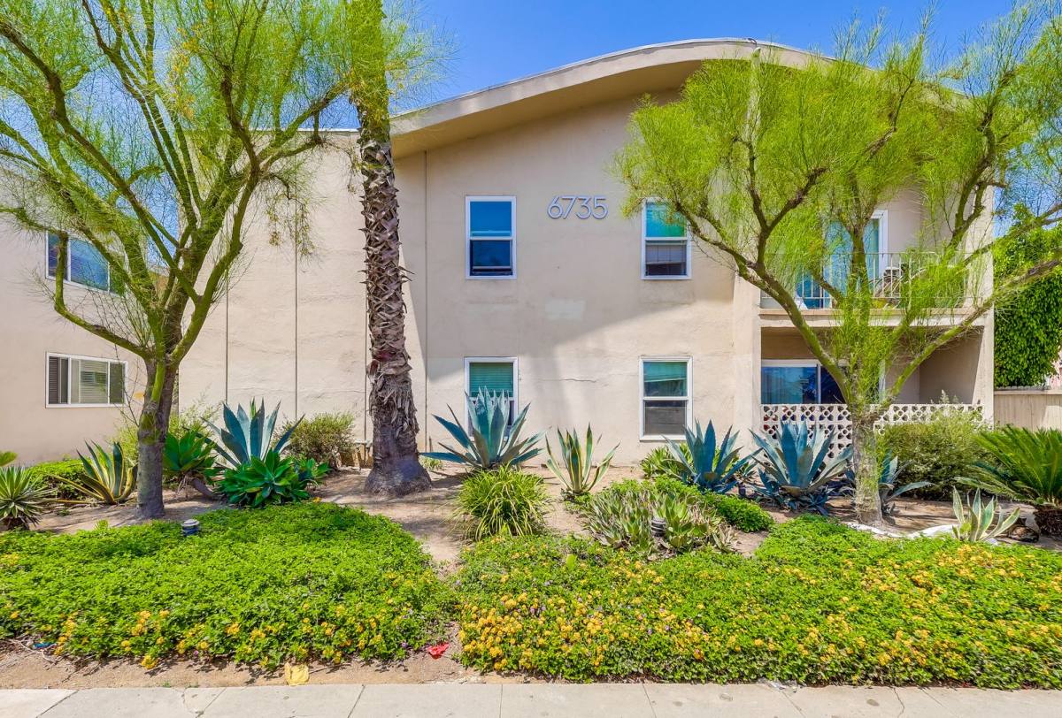 Apartment for rent at 6735 Brynhurst Ave, Los Angeles, CA 90043