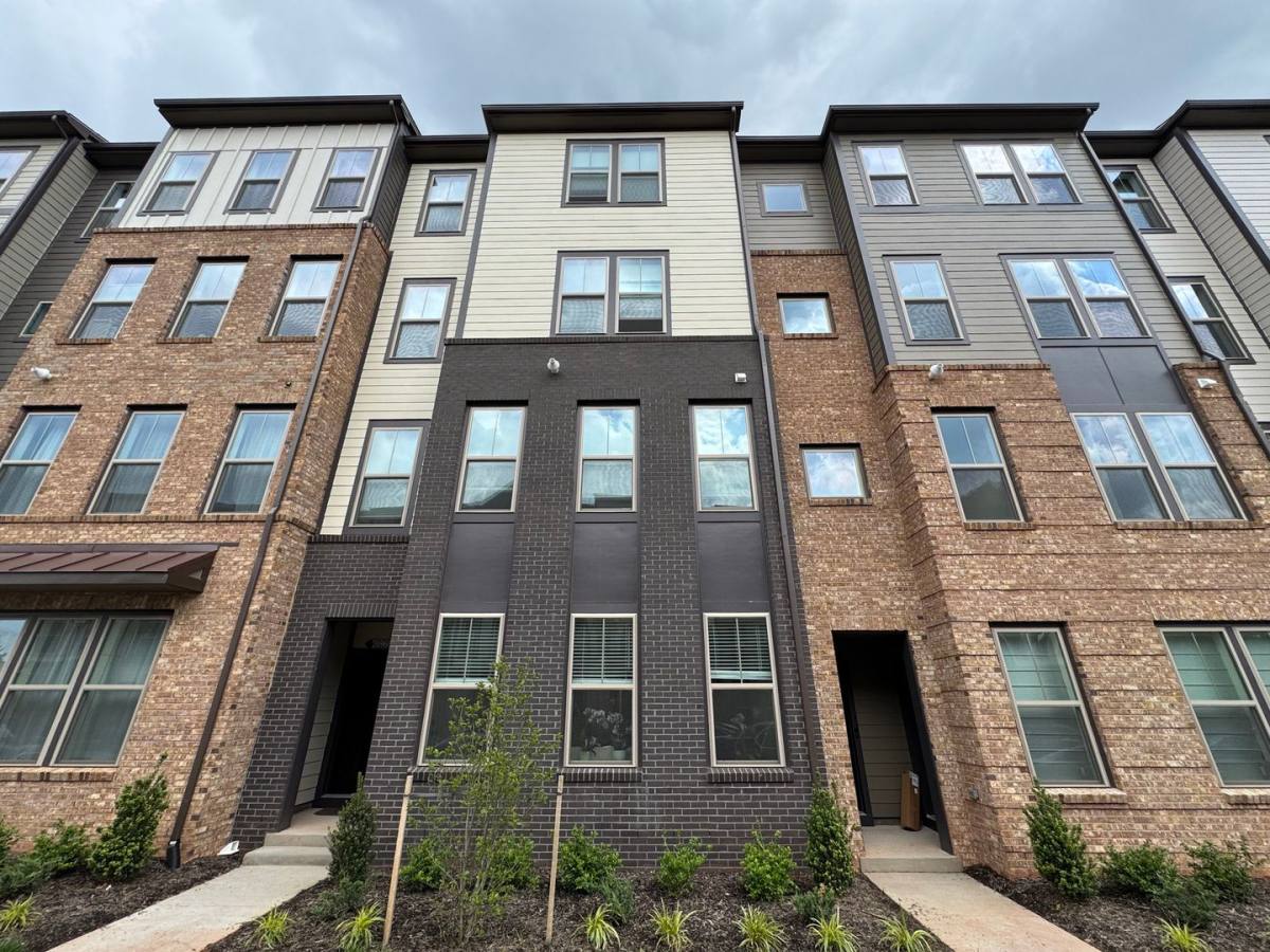 Townhouse for rent at 20972 Bluebird Square, Sterling, VA 20165