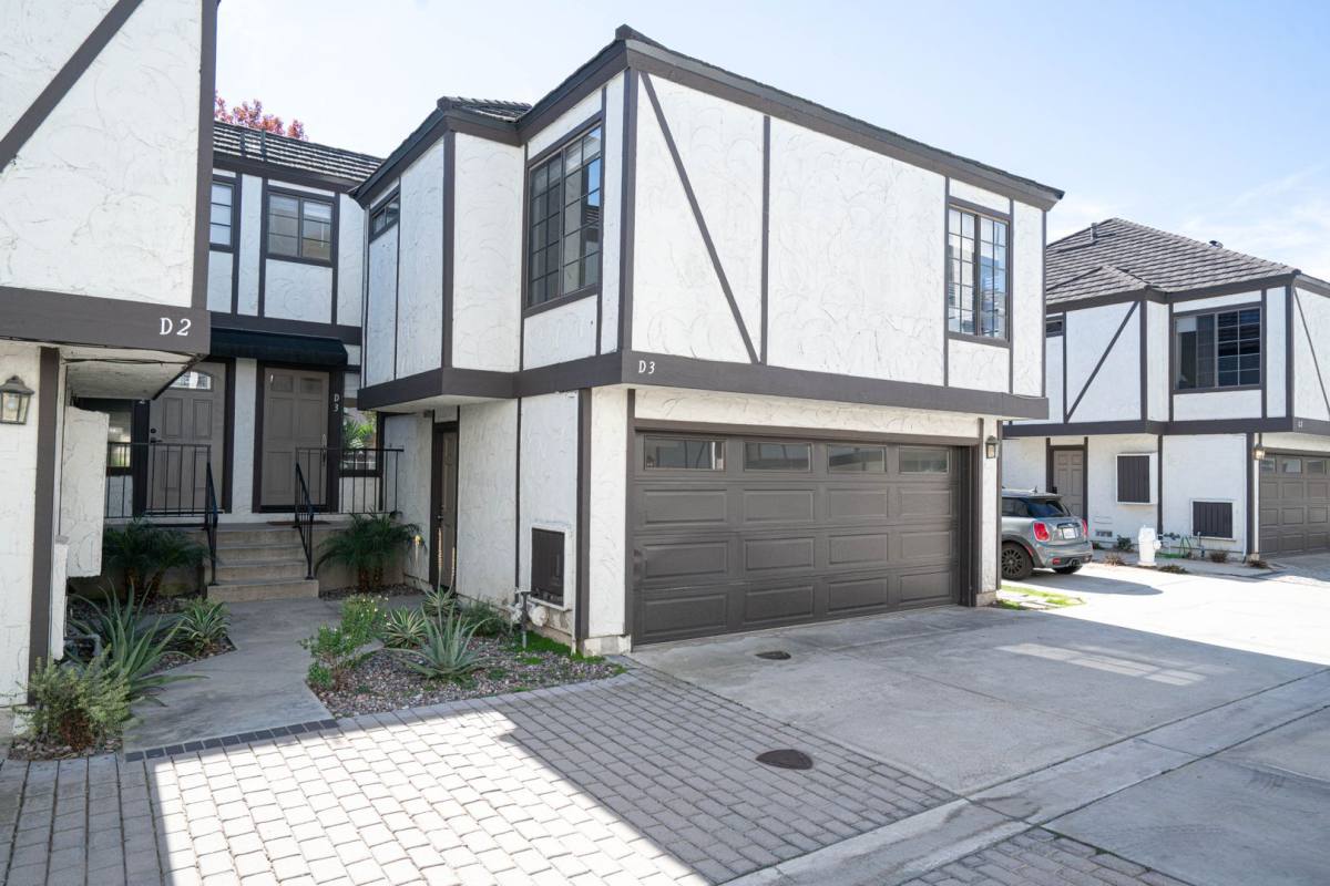 Townhouse for rent at 1955 Anaheim Ave, Costa Mesa, CA 92627