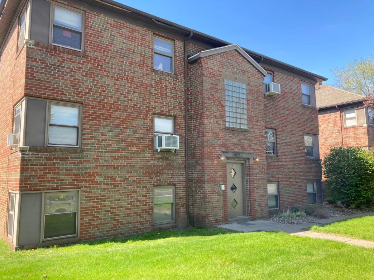 Apartment for rent at 1003 W Locust St, Davenport, IA 52804