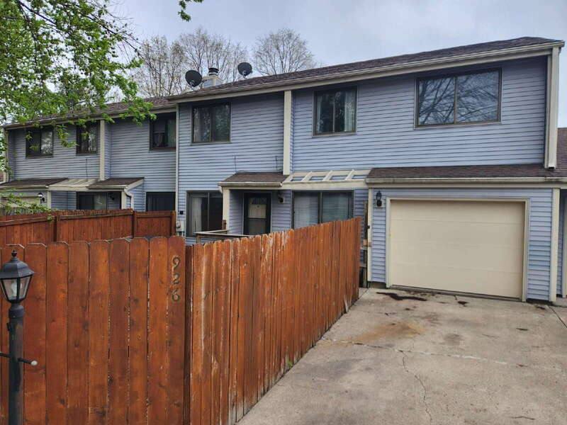 Townhouse for rent at 926 Breezewood Circle, Altoona, IA 50009