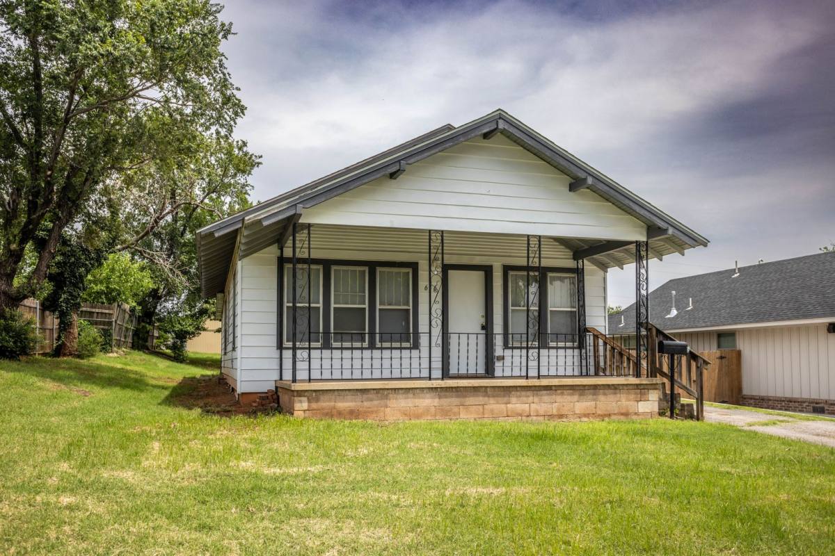 House for rent at 616 N 4th St, Weatherford, OK 73096