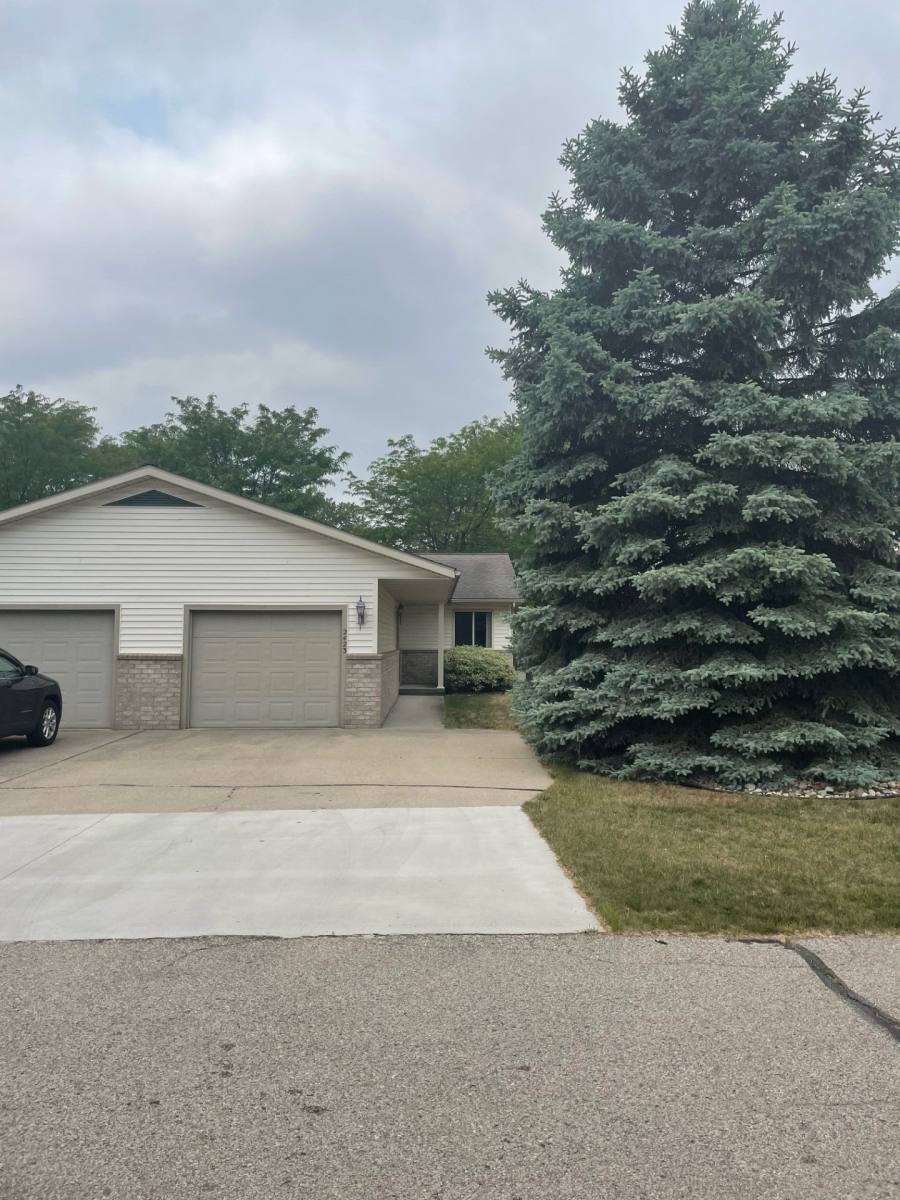 Townhouse for rent at 2430 Morning Dawn Dr, Midland, MI 48642