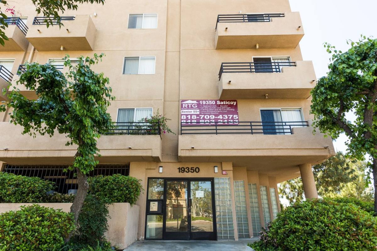 Apartment for rent at 19350 Saticoy St, Reseda, CA 91335