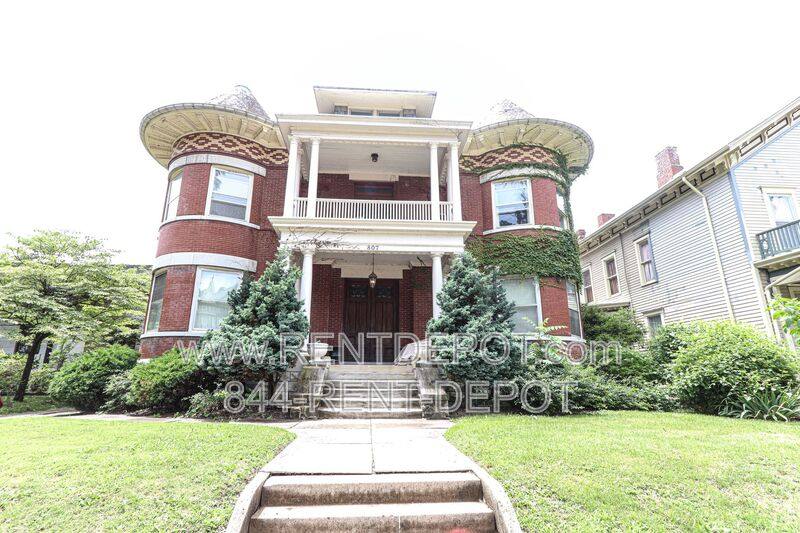 Apartment for rent at 807 SE 1st St #C, Evansville, IN 47713