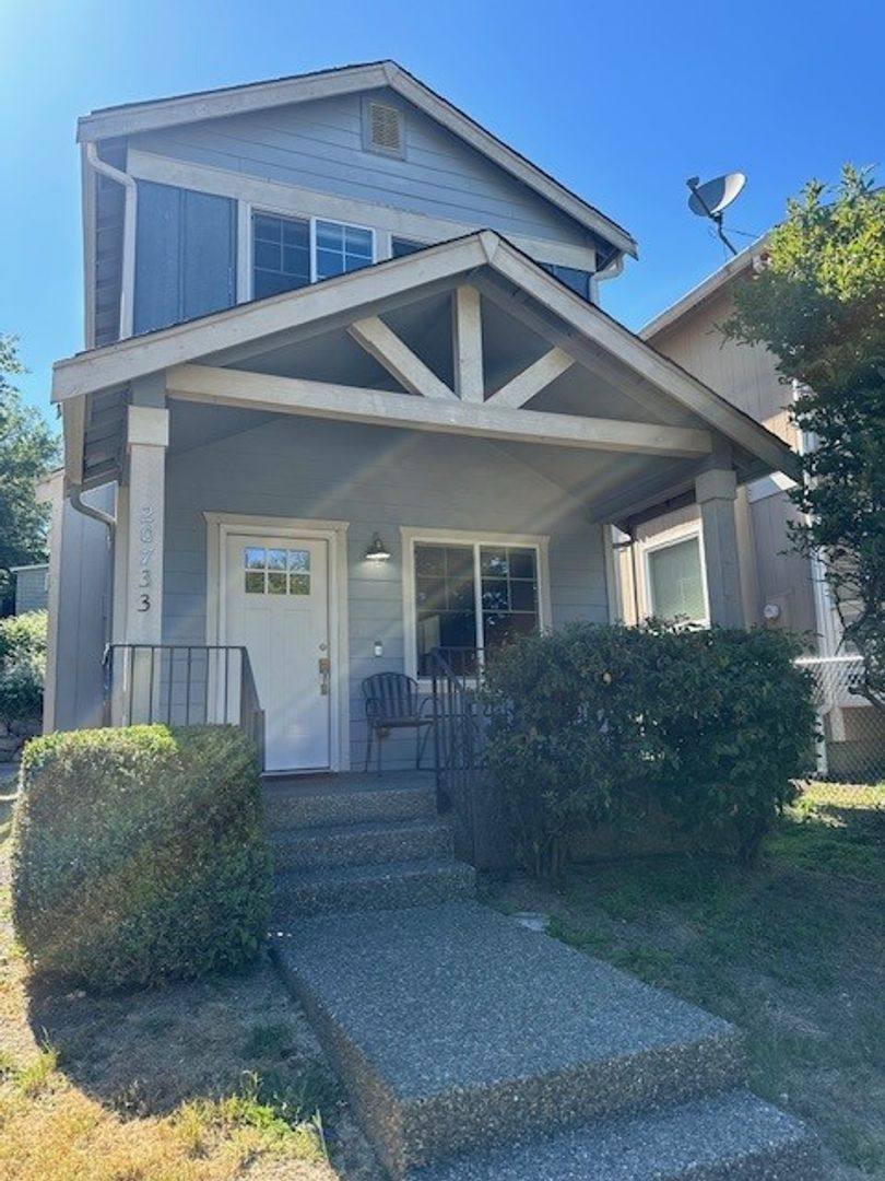 Townhouse for rent at 20733 12th Ave S, Seattle, WA 98198